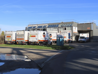 902813 Gezicht op het bedrijfspand en enkele vrachtwagens van het VBU (Verhuisbedrijf Utrecht, Demkaweg 40) te Utrecht.
